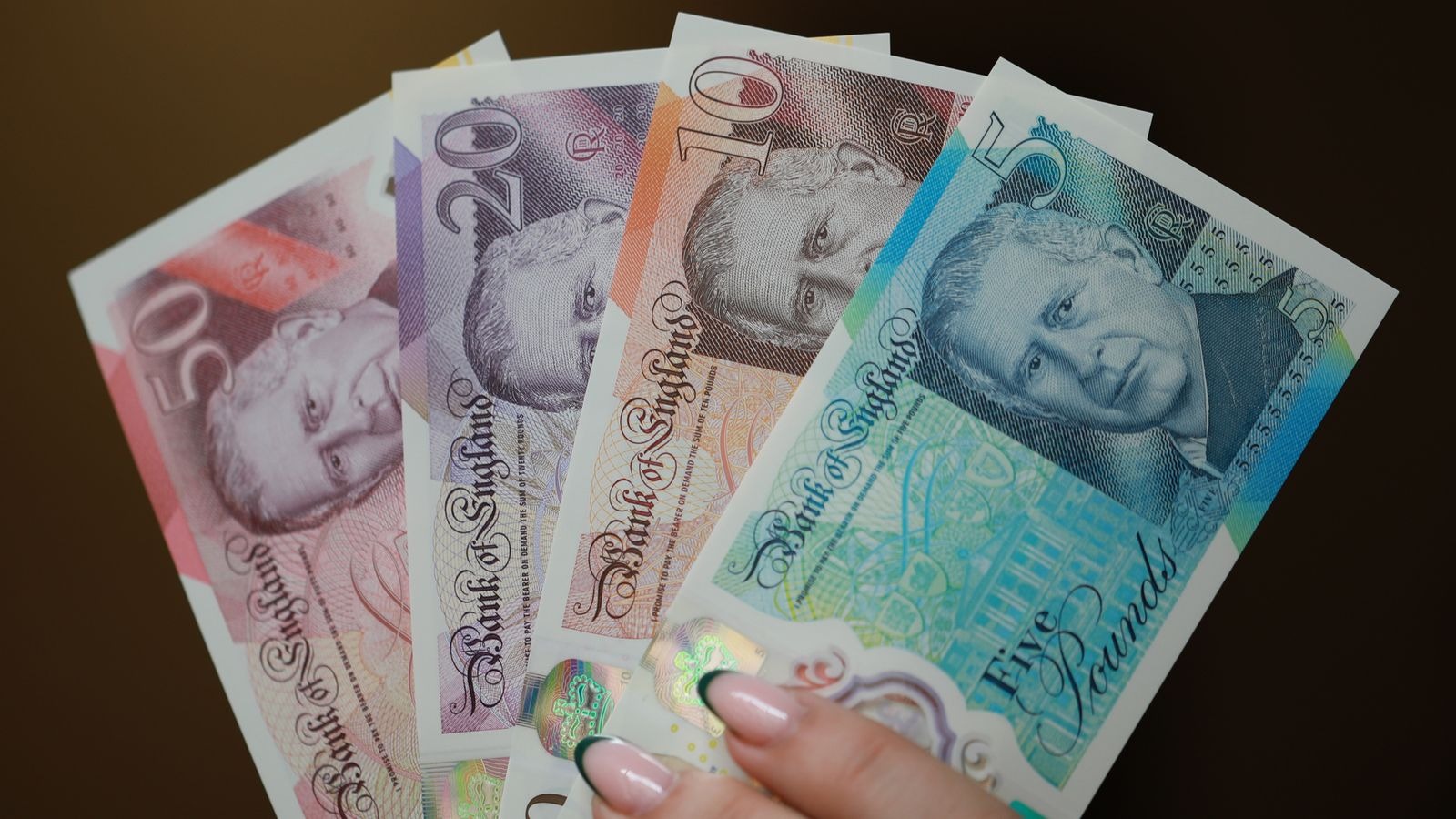 بريطانيا تبدأ تداول أوراق نقدية تحمل صورة الملك تشارلز (صور)